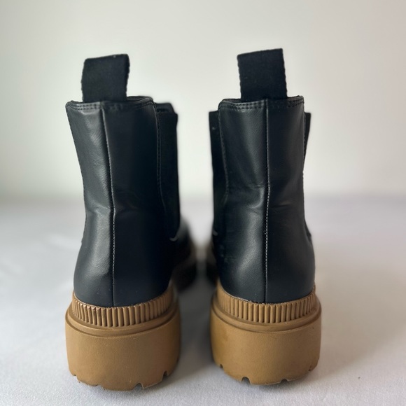 Black with tan rubber soles H&M Chelsea Boots. - Picture 9 of 9